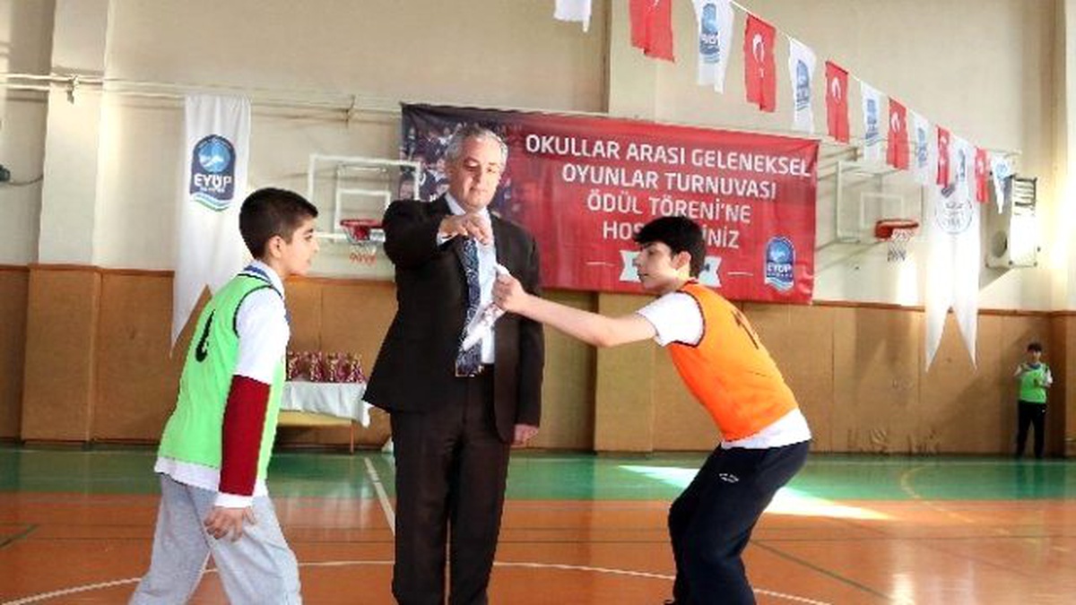 Eyüp\'te Düzenlenen Geleneksel Sokak Oyunları Renkli Görüntülere Sahne Oldu