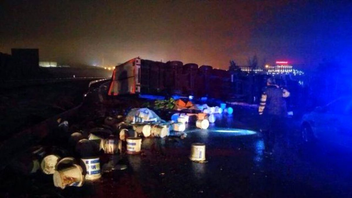 Gölbaşı\'nda Hayvan Yemi Yüklü Tır Devrildi