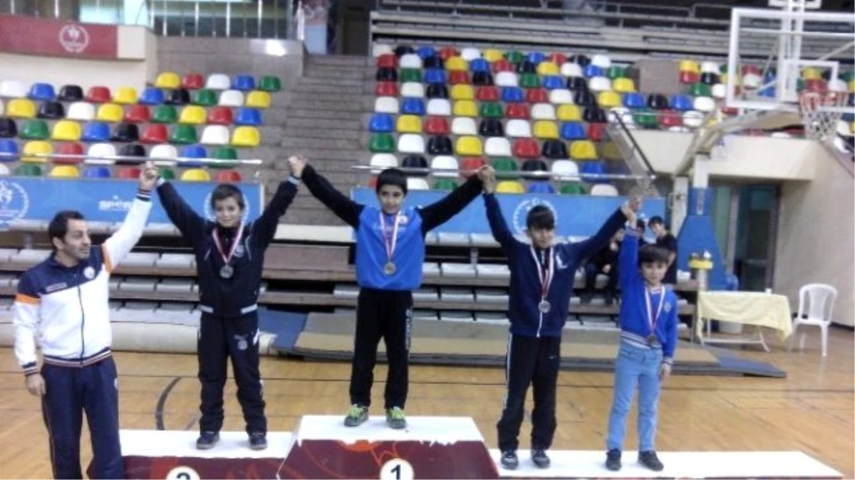 Güreşin İstanbul İl Şampiyonu Şair Erdem Bayazıt Orta Okulu Oldu