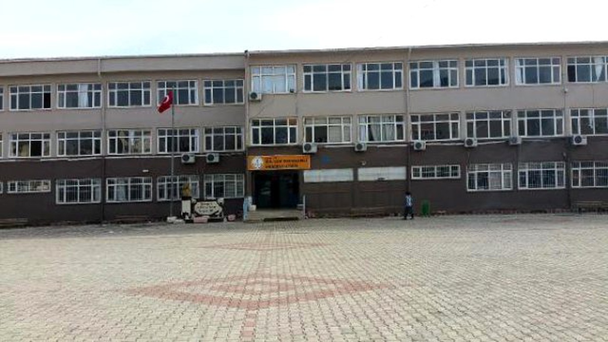 İdil\'de, PKK İçinde Öğrenciler Bulunduğu Sırada 8 Okul ve 1 Yurda Saldırdı