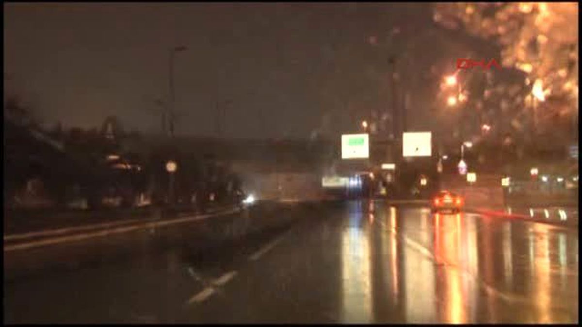 İstanbul\'u Şimşekler Aydınlattı