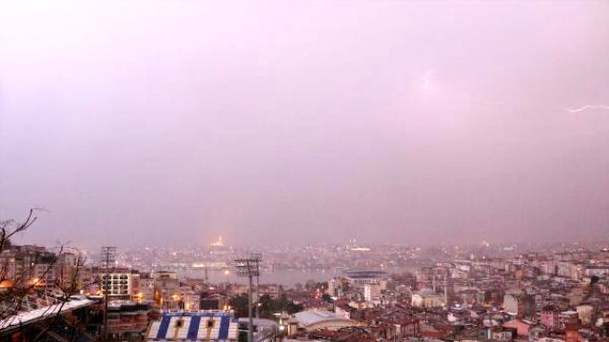İstanbul\'u Şimşekler Aydınlattı
