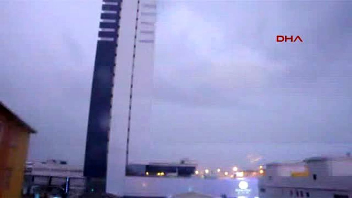 İstanbul Gece Yarısı Şimşeklerle Aydınlandı