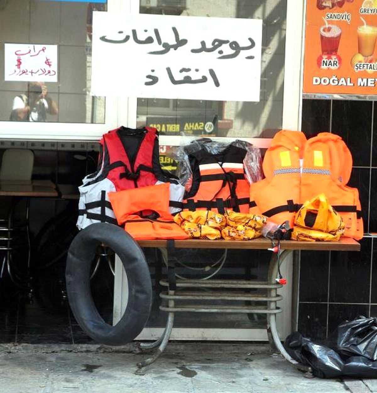 İzmir\'de Arapça Tabelalar Artıyor