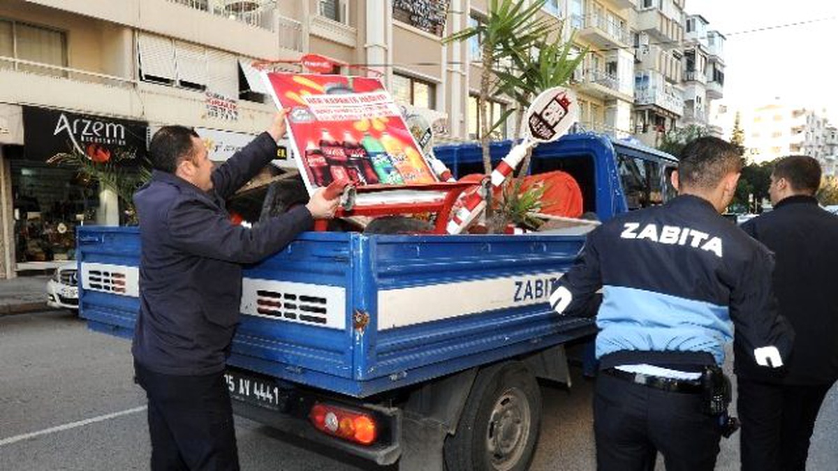 Karşıyaka\'da Kaldırım İşgaline Geçit Yok