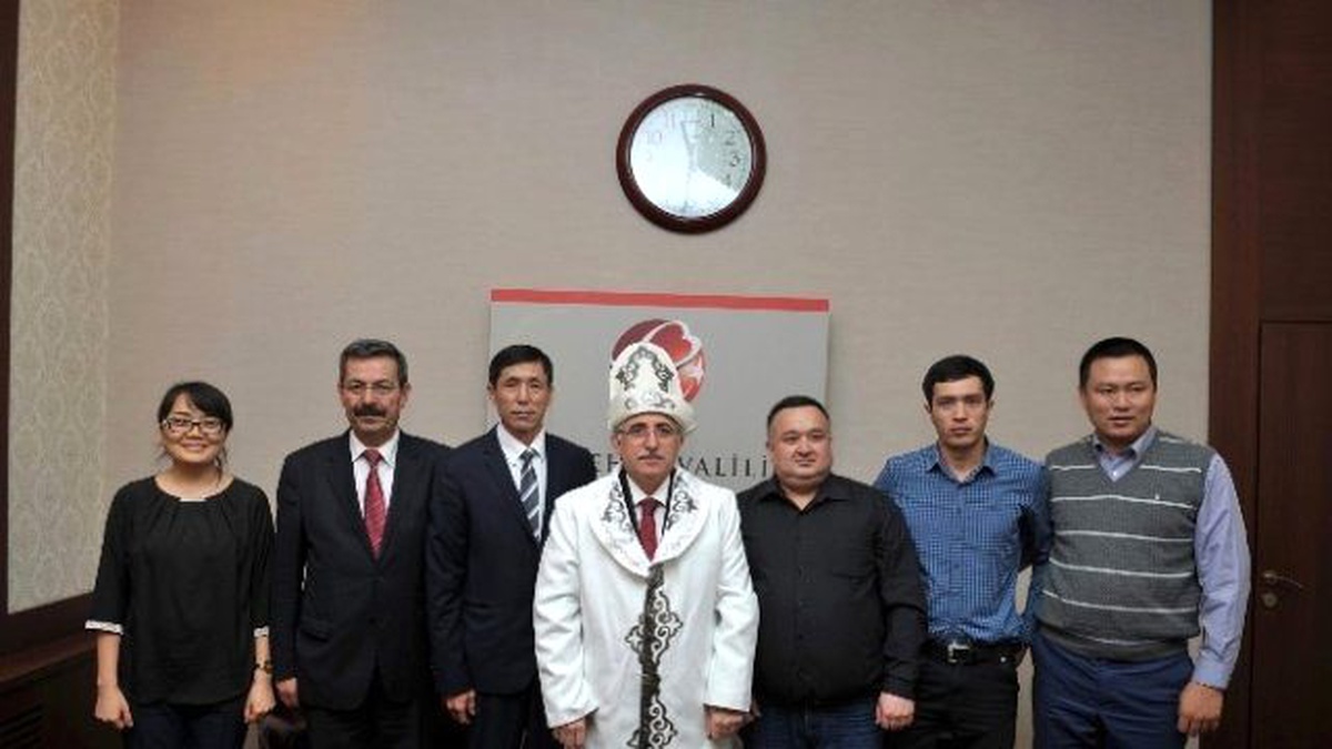 Kırgızistan\'dan Gelen Doktorlar Vali Tuna\'yı Ziyaret Etti