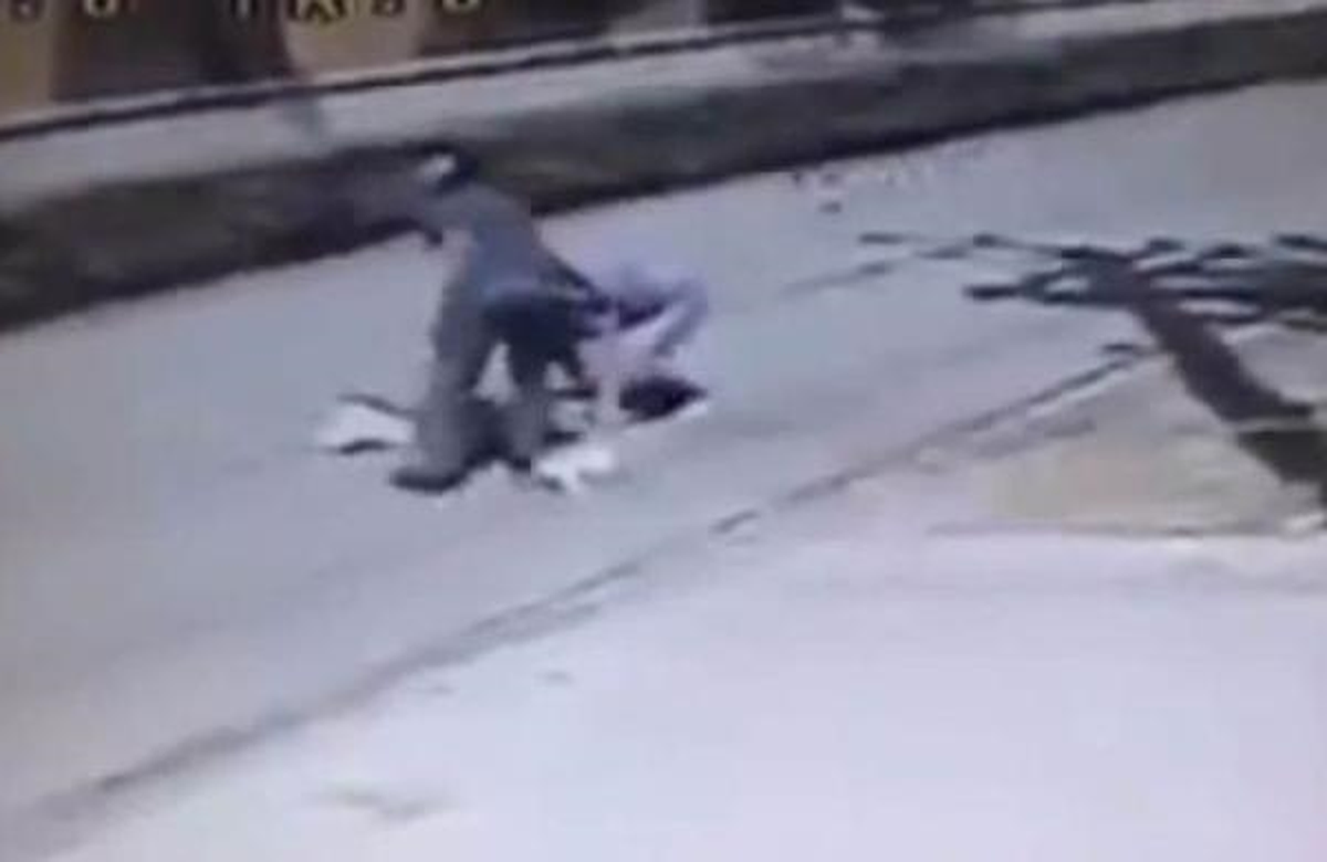 Motorsikletli Gaspçı, Kurbanını Düşürdü, Yardım Etti Sonra Çantasını Alıp Kaçtı
