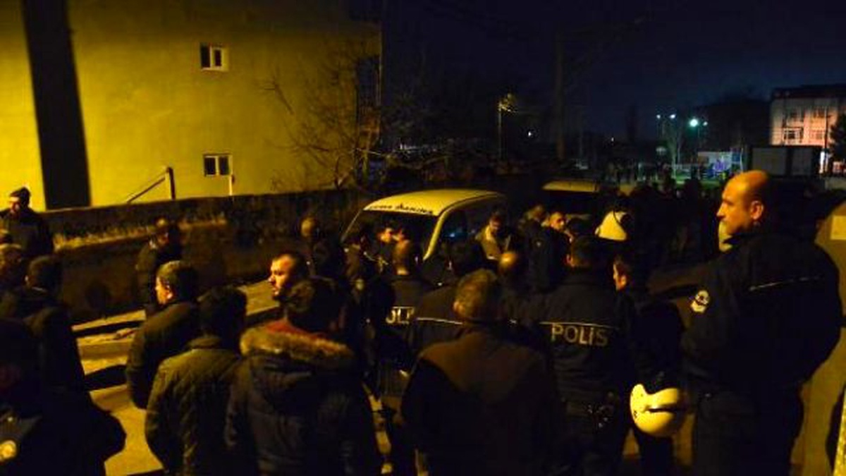 Mahalleli, Uyuşturucu Satmakla Suçladıkları Kişinin Evini Taşlayıp, Yakmaya Kalkıştı