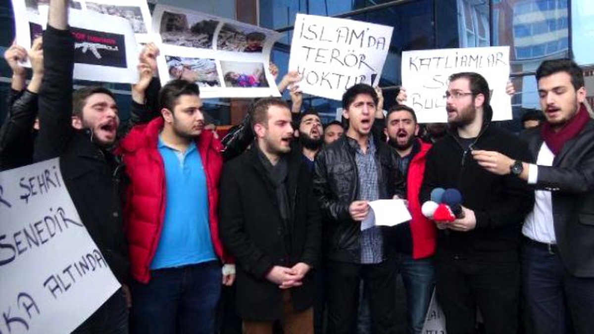 Rteü\'de Suriyeli ve Yemenli Öğrenciler İslam Coğrafyasındaki Olayları Protesto Etti