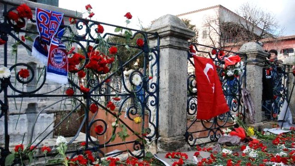 Sultanahmet Meydanı\'nda Anmalar Devam Ediyor