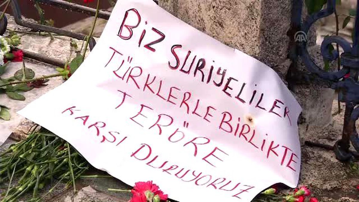 Suriyeliler, Sultanahmet Meydanı'na Türkçe Pankart Bıraktı