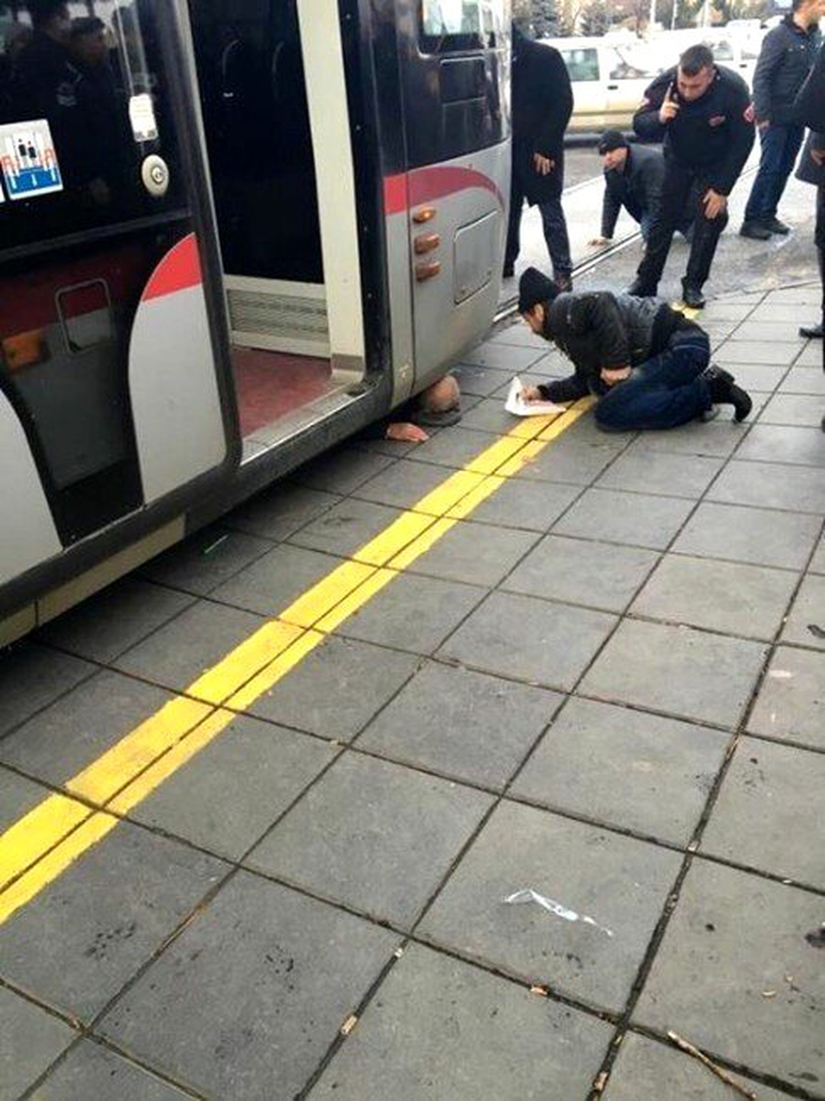 Tramvayın Altında Kalan Bir Kişi Yaralandı