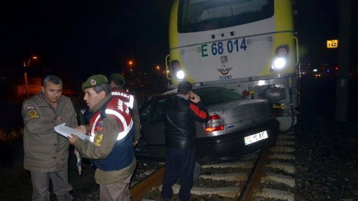 Trenin Çarptığı Otomobilin Sürücüsü Hayatını Kaybetti