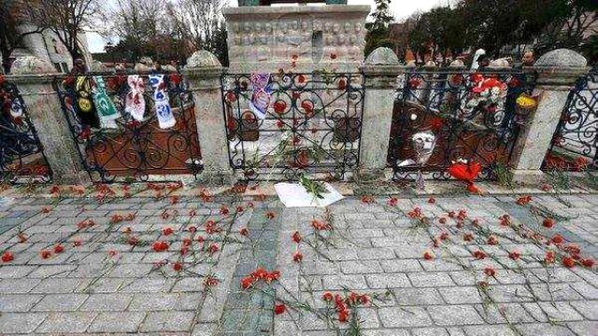 Türkiye\'nin Berlin Büyükelçiliği İstanbul\'daki Terör Saldırısında Hayatını Kaybedenler İçin Taziye...