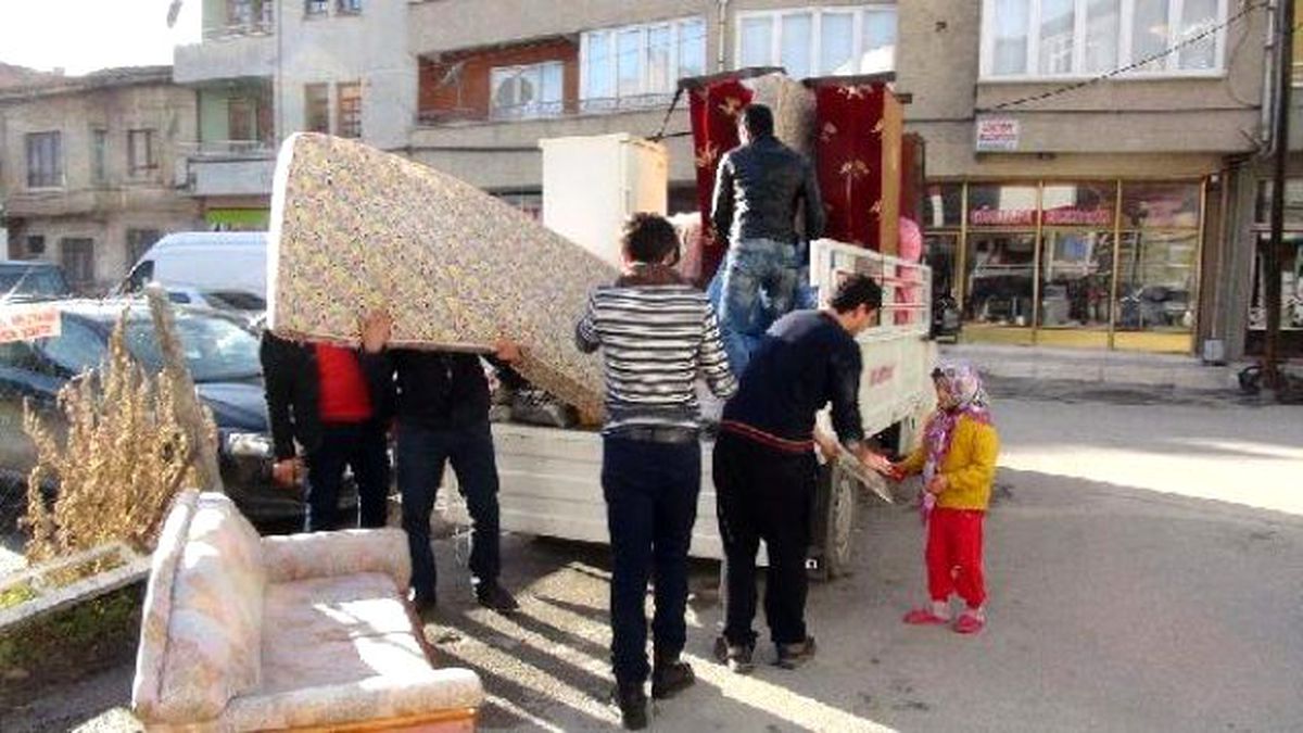 Ülkü Ocakları\'ndan Sığınmacılara Ev Eşyası Yardımı