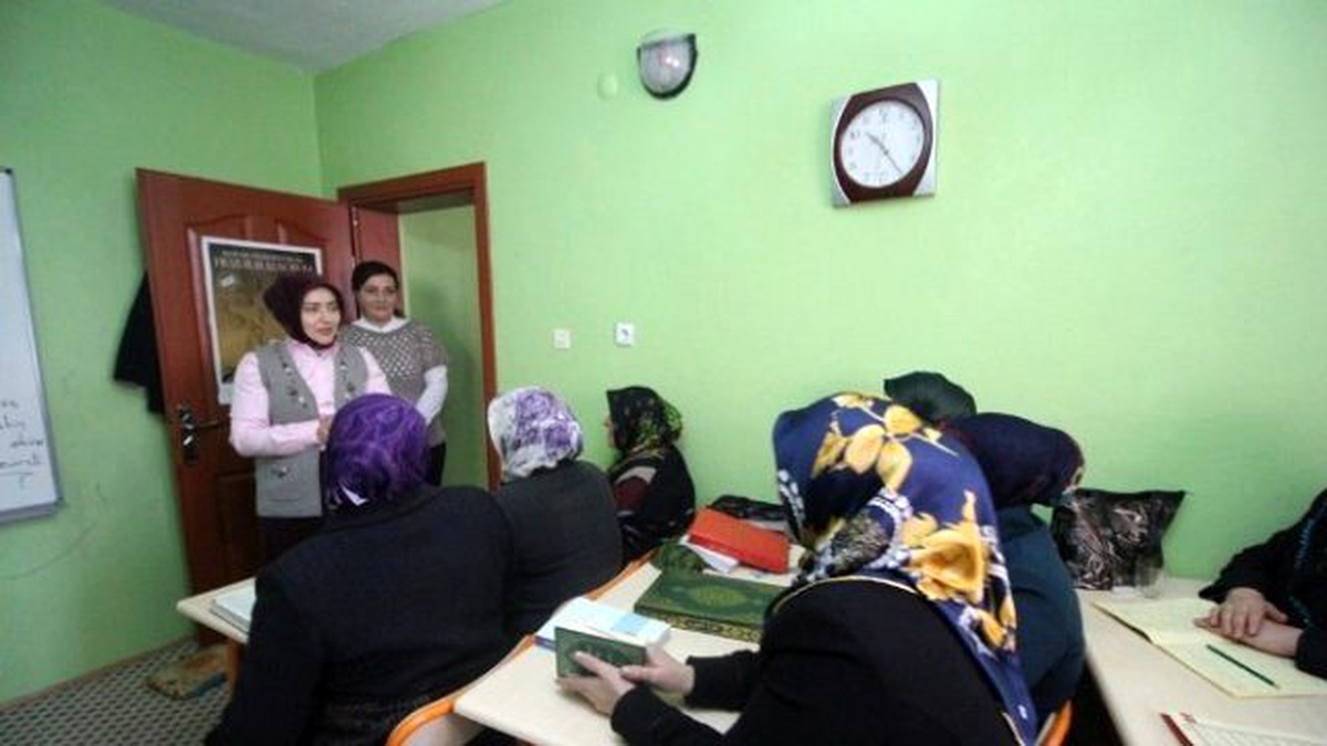 Vali Eşi Tuba Işın Kur\'an Kursu\'nu Ziyaret Etti
