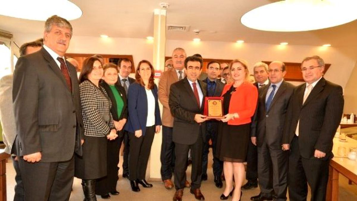 Vali Güzeloğlu\'ndan İdari Hizmetler Şube Müdürüne Veda Yemeği
