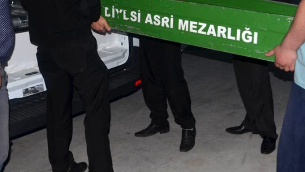 14 Yaşındaki Genç, Kendisini Tavana Astı