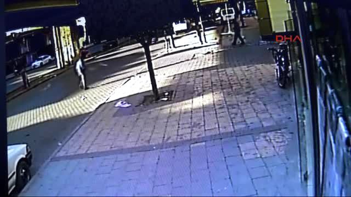 Adana Mesaj Yazarken Cep Telefonunu Kapıp Kaçtılar