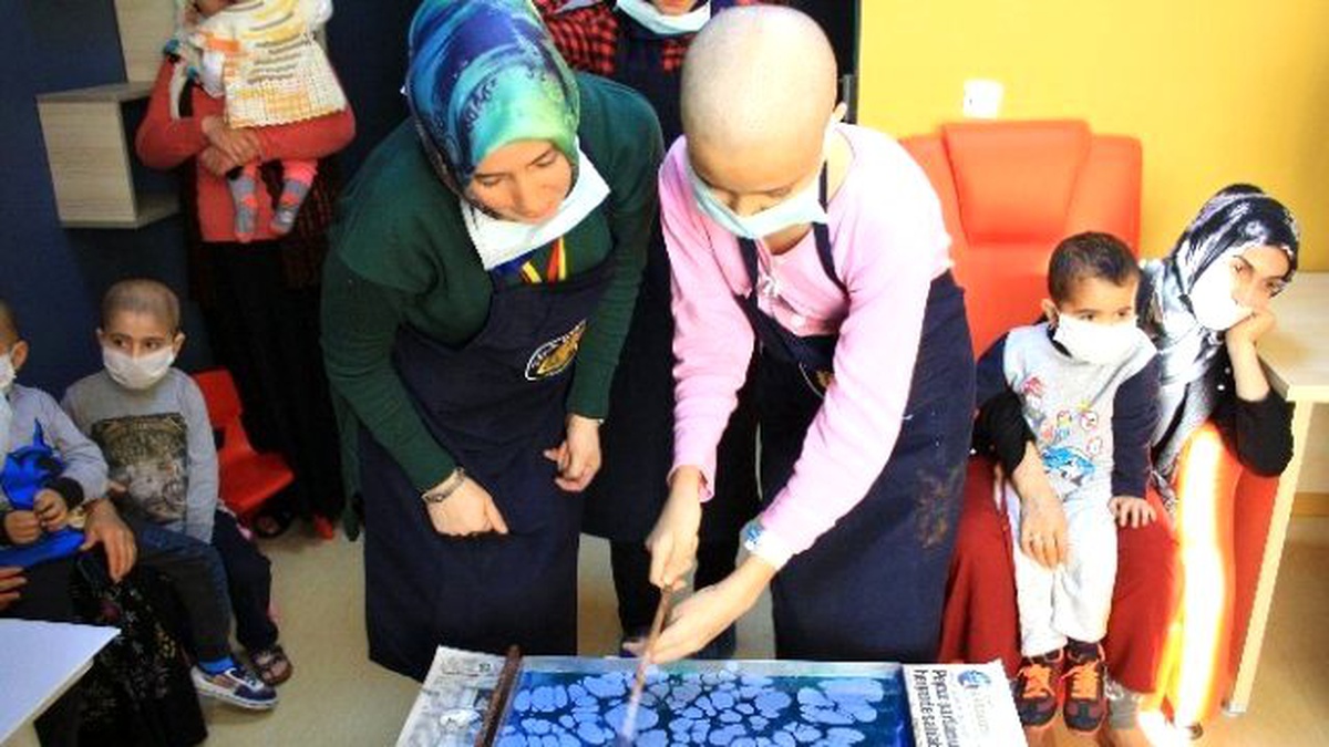 Anadolu El Sanatları Topluluğu Kanser Hastası Minikleri Sevindirdi