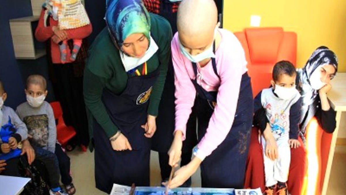 Anadolu El Sanatları Topluluğu Kanser Hastası Minikleri Sevindirdi