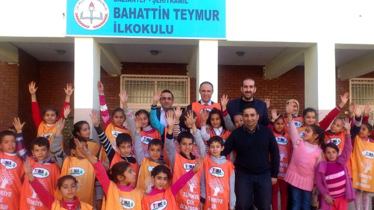 Bahattin Teymur İlkokulu Öğrencileri Ağaç Diktiler