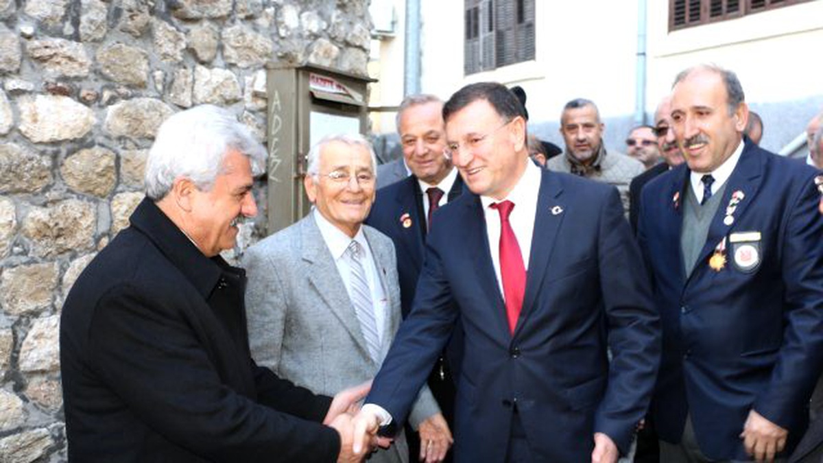 Bahattin Teymur İlkokulu Öğrencileri Ağaç Diktiler