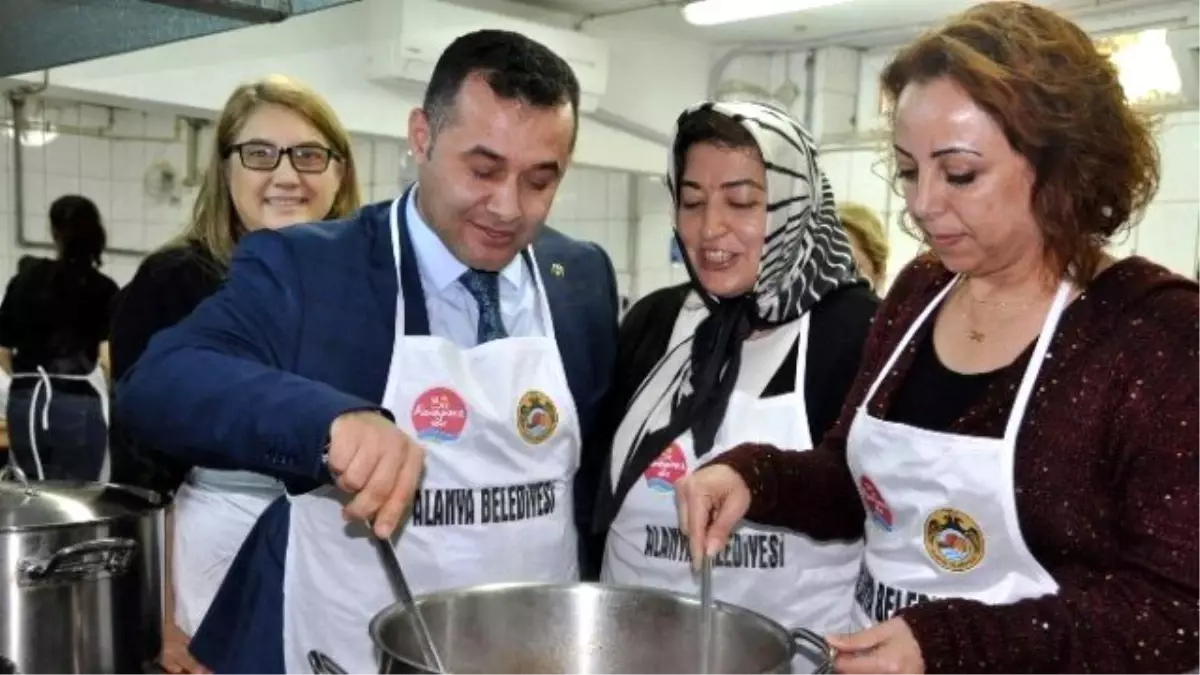 Başkan Yücel, Yöresel Yemek Kursunda Çorba Pişirdi