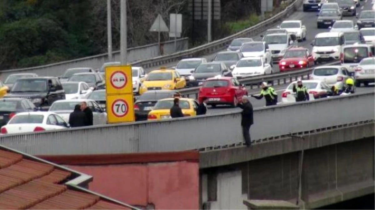Boğaziçi Köprüsü Ortaköy Viyadüğü\'ne Çıkan Bir Kişiyi Polis İkna Yoluyla İndirdi