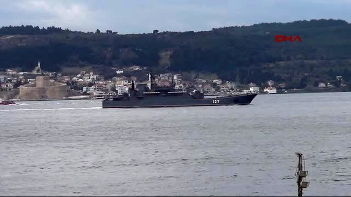 Çanakkale Rus Savaş Gemisi \'Minsk\' Çanakkale Boğazı\'ndan Geçti