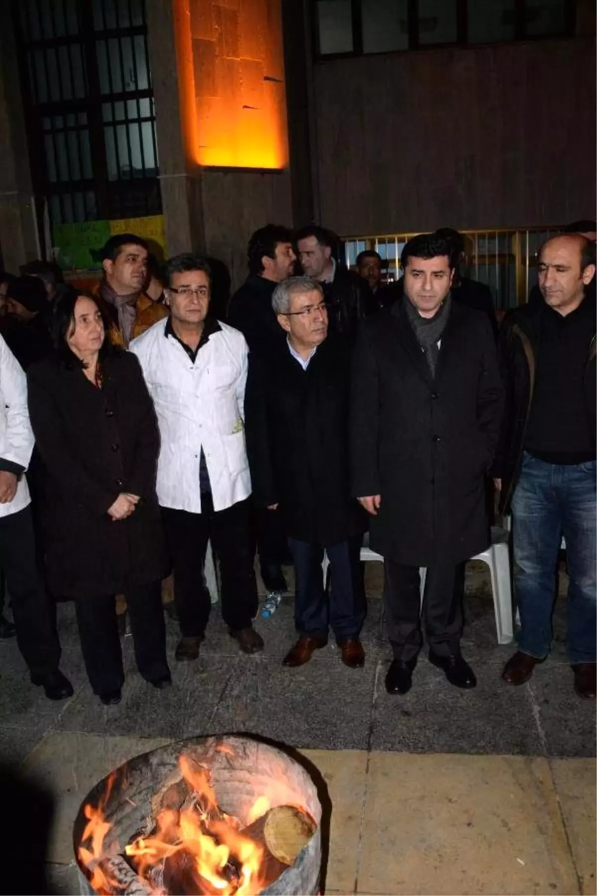 Demirtaş: Çınar'da Katledilen Sivil, Bebek, Çocuklar İçin Bunu Yapanların Çıkıp, Açıkça Kamuoyundan...