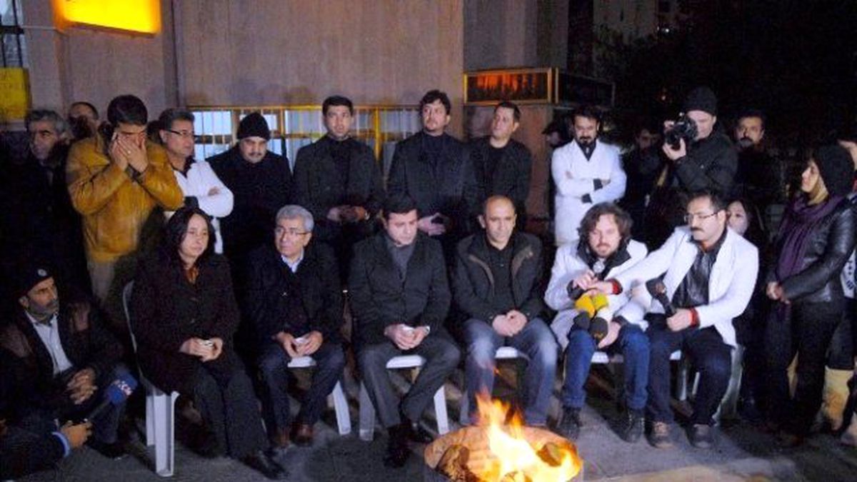 Demirtaş, Sağlık Çalışanlarının Eylemine Katıldı