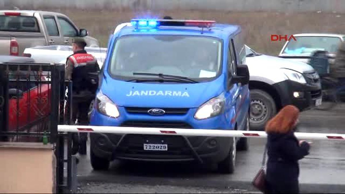 Jandarma TIR'da Havasızlıktan Boğulmak Üzere Olan 106 Suriyeli Kaçağı Yakaladı