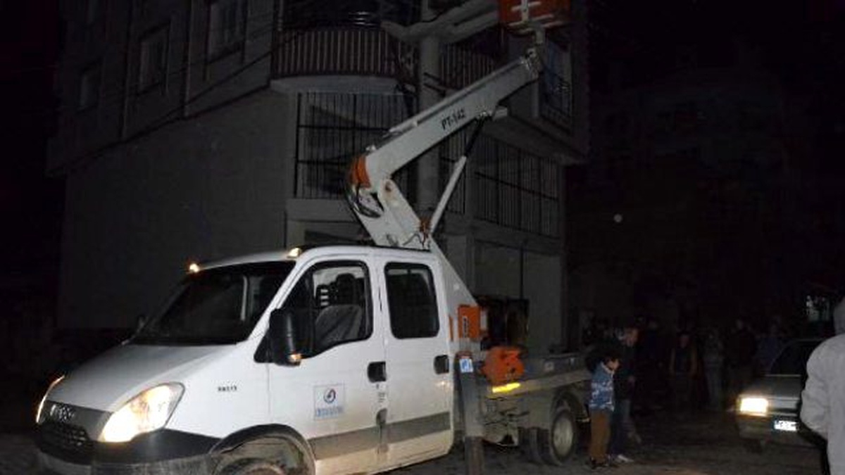 Elektrik Kesintisini Trafoyu Ateşe Vererek Protesto Ettiler