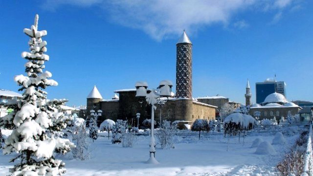 Erzurum Beyaz Gelinliğini Giydi