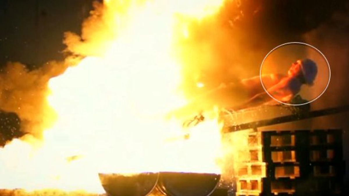 Fizik Kurallarını Kanıtlamak İçin Alevlerin Arasına Daldı!