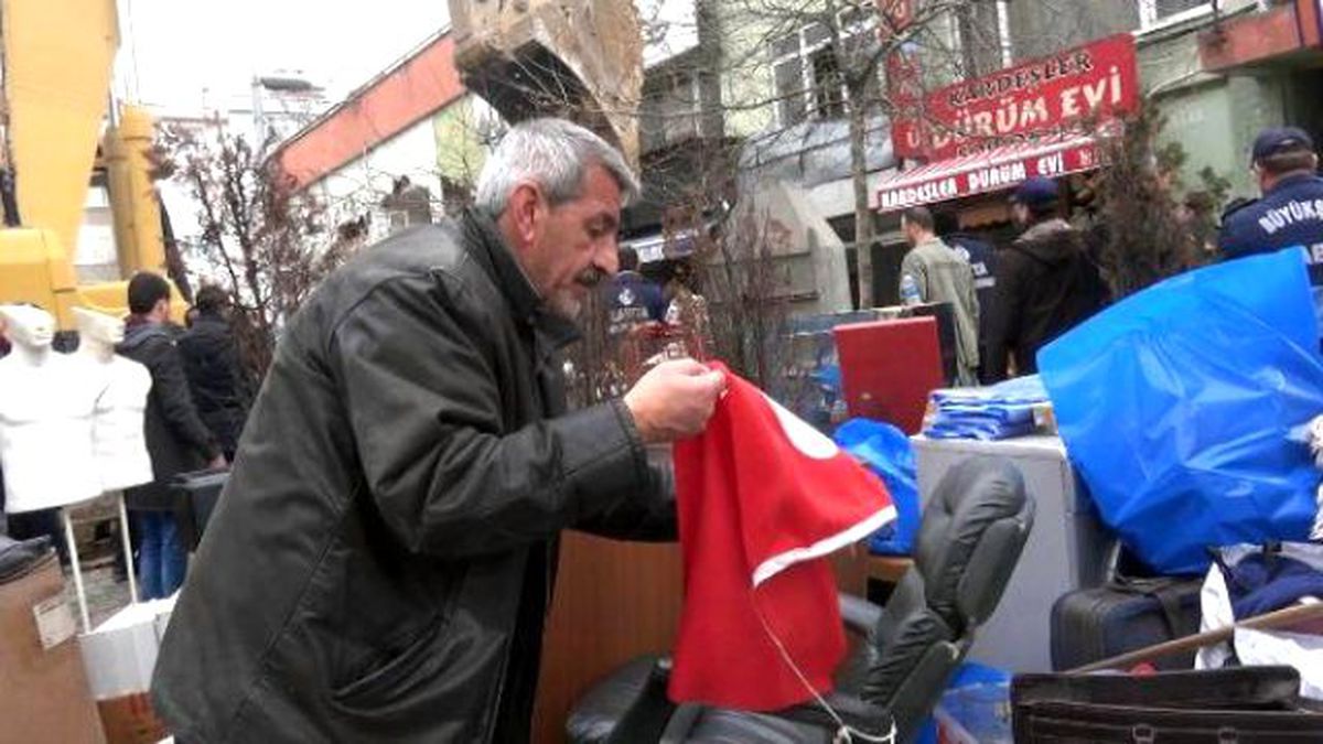 Yıkıma Direnen Esnaf Türk Bayrağının Bir Kenara Atılmasına Dayanamadı