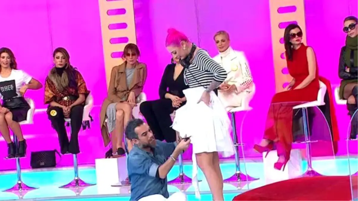 Hakan Akkaya Berna Öztürk\'ün Eteğini Kesti