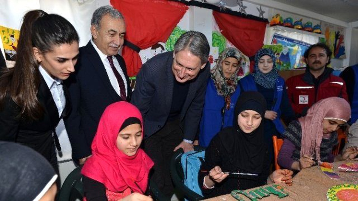 İngiltere Dışışlerı Bakanı Hammond Adana\'da Çadırkenti Ziyaret Etti