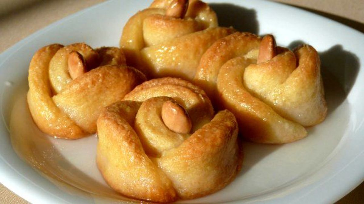 İrmikli Gül Şeklinde Tatlı Tarifi - Şerbetli Tatlı