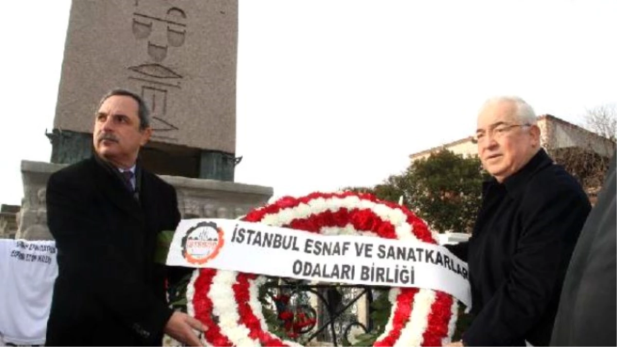 İstanbul Esnafı Dikilitaş\'a Karanfil Bıraktı, Terörü Kınadı