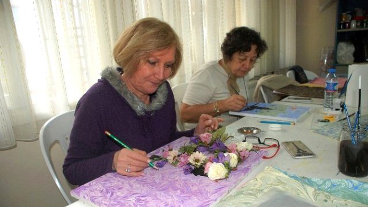 İzmek\'in Açtığı Ebru Kursu Katılımcılara Huzur Veriyor