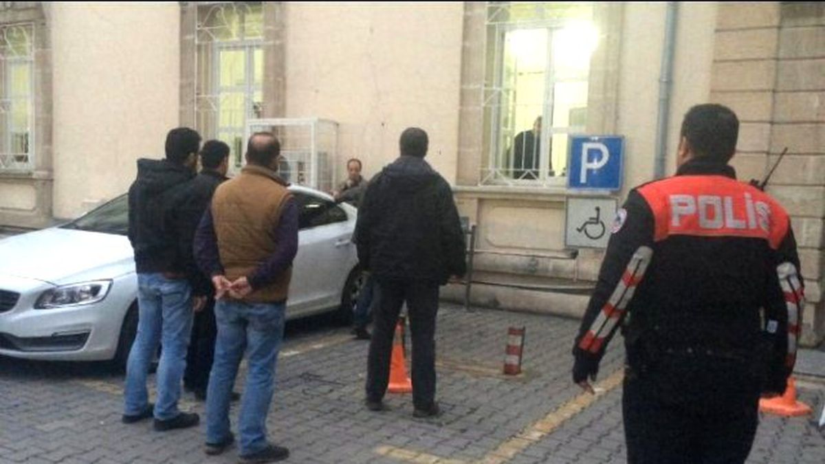 İzmir Valiliği\'nin Bahçesinde Boğazını Kesti