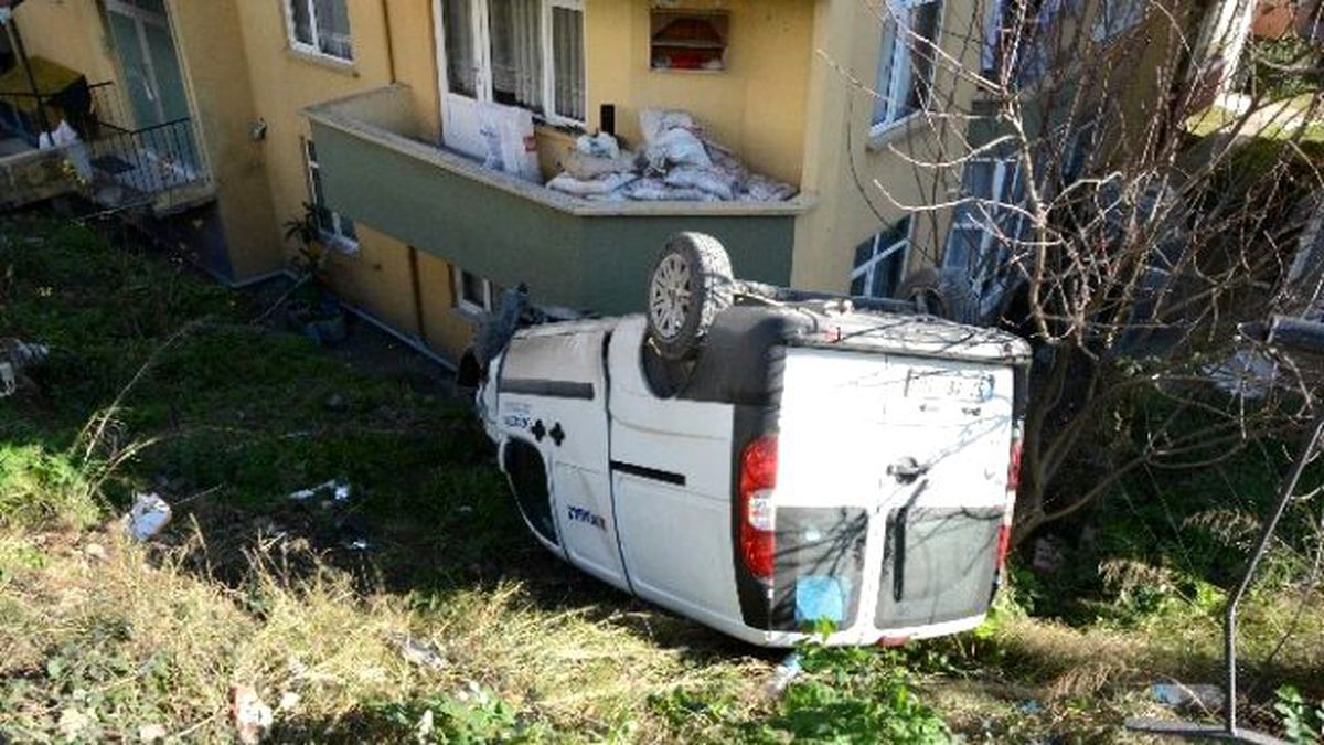 Kamyonet Evin Bahçesine Yuvarlandı: 1 Yaralı