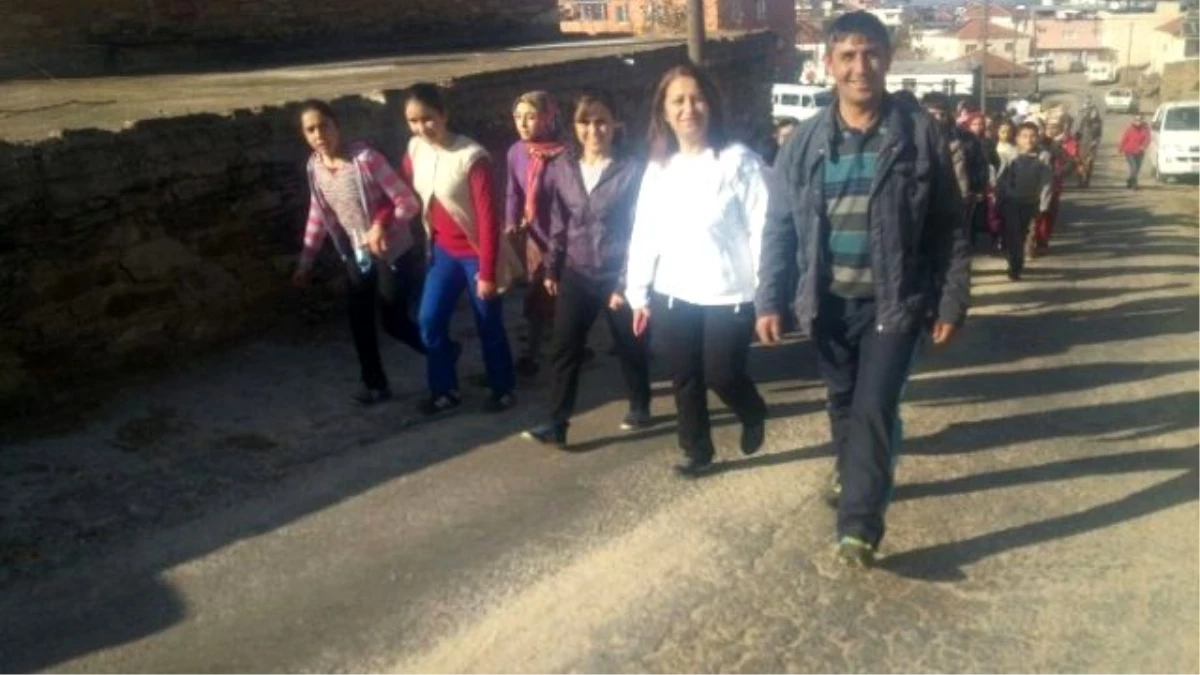 Karacaören\'de Öğrenciler Sağlık İçin Doğa Yürüyüşü Yaptı