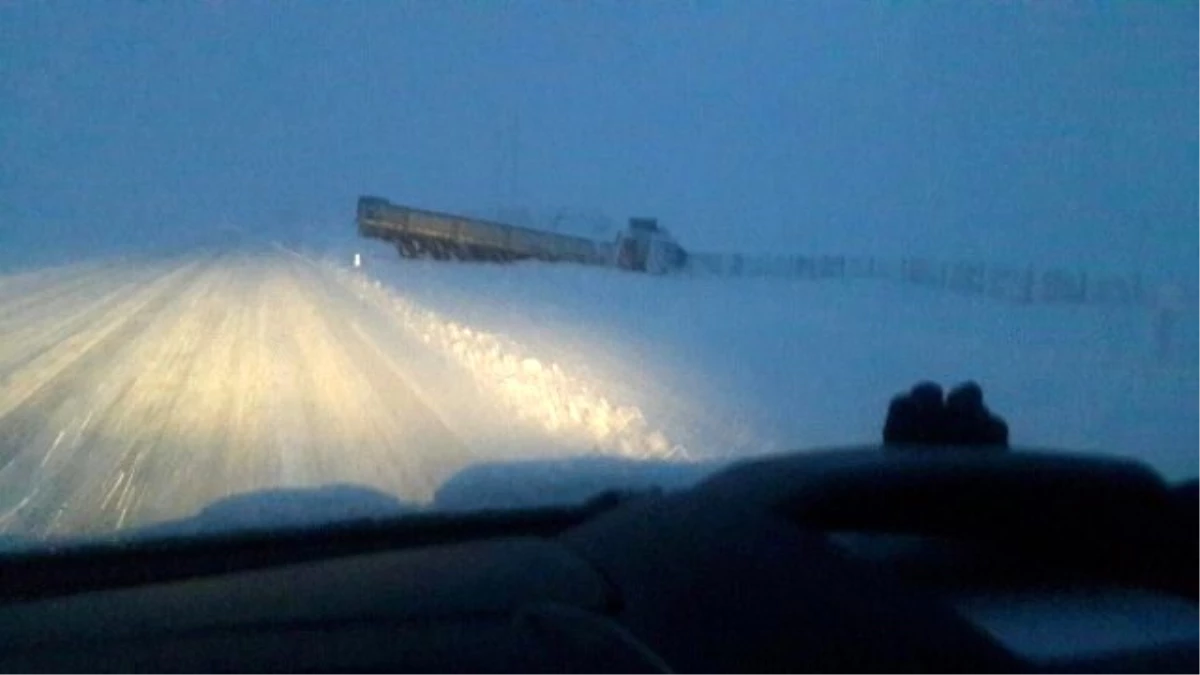 Kars\'ta Kar Beraberinde Kazaları Getirdi