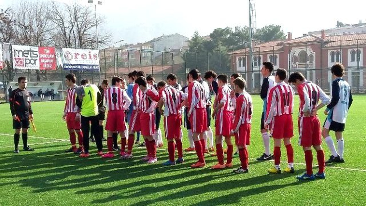 Liseli Futbolcuların Tartakladığı Hakem Maçı Tatil Etti