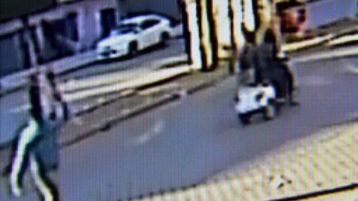 Mesaj Yazarken Cep Telefonunu Kapıp Kaçtılar