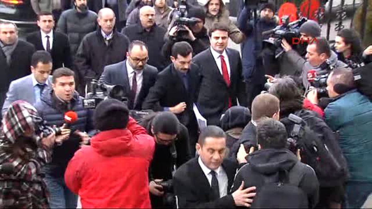 MHP\'de Muhalifler İmzaları Genel Merkeze Teslim Etti