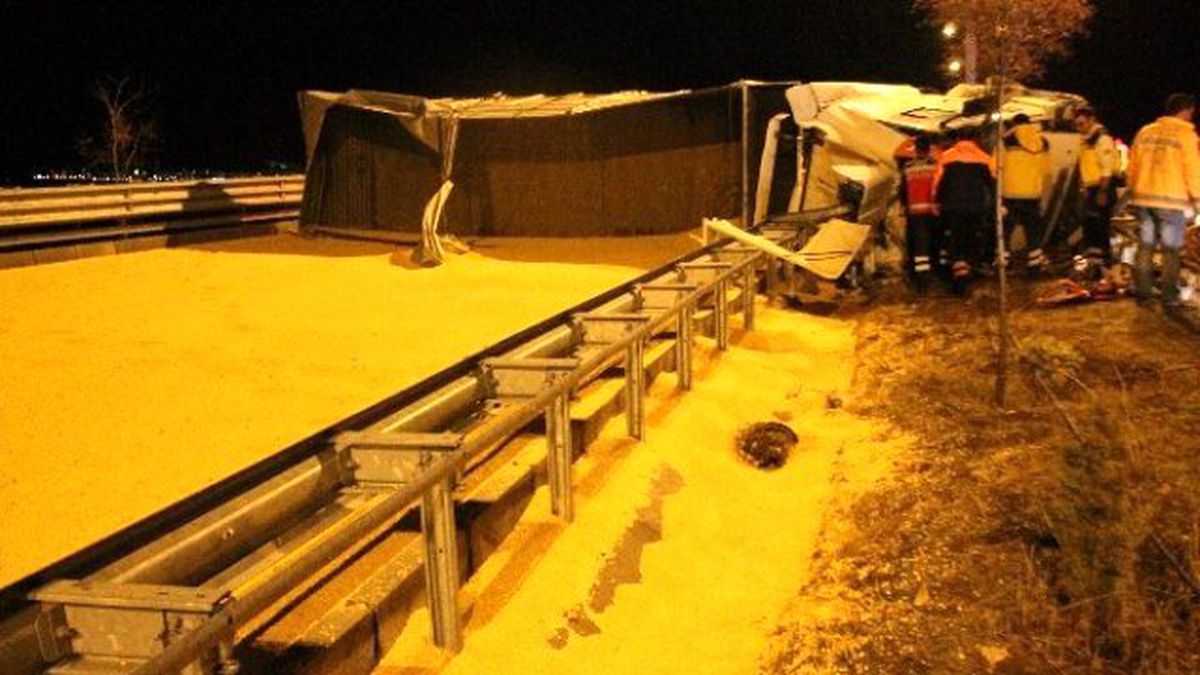 Mısır Yüklü Tır Devrildi, Sıkışan Yaralılar Kurtarıldı